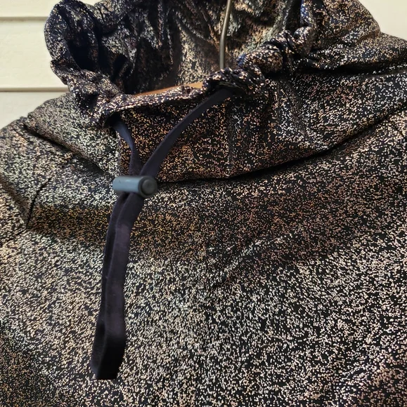 ⭐FABLETICS | Liora Metallic Athletic Ripstop Cowl Neck Kangaroo Pocket Vest - Picture 13 of 16